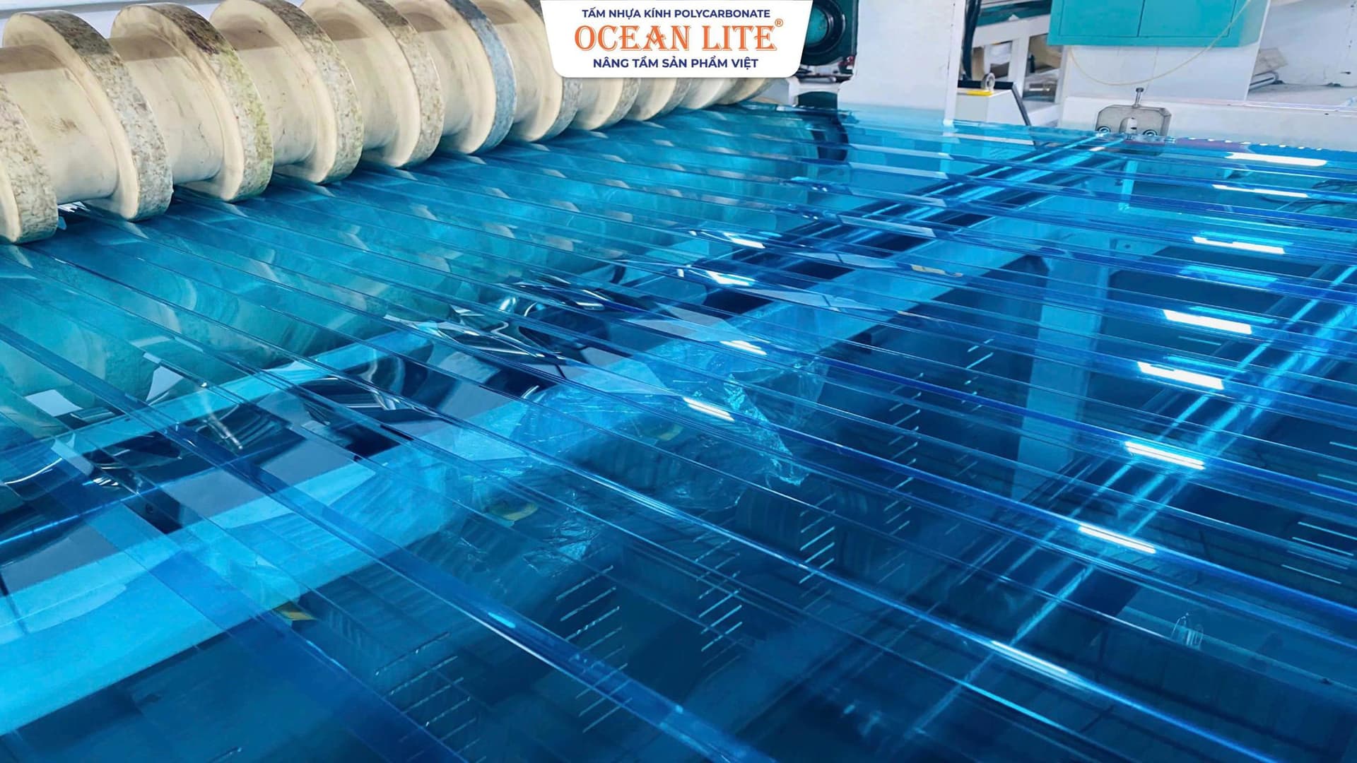 Polycarbonate Và Composite: Chọn Đúng Tôn Nhựa Lấy Sáng Cho Công Trình Của Bạn